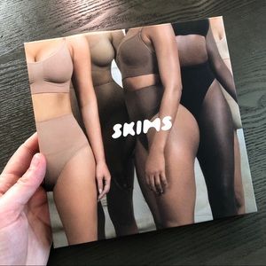 SKIMS core control thong (S/M)